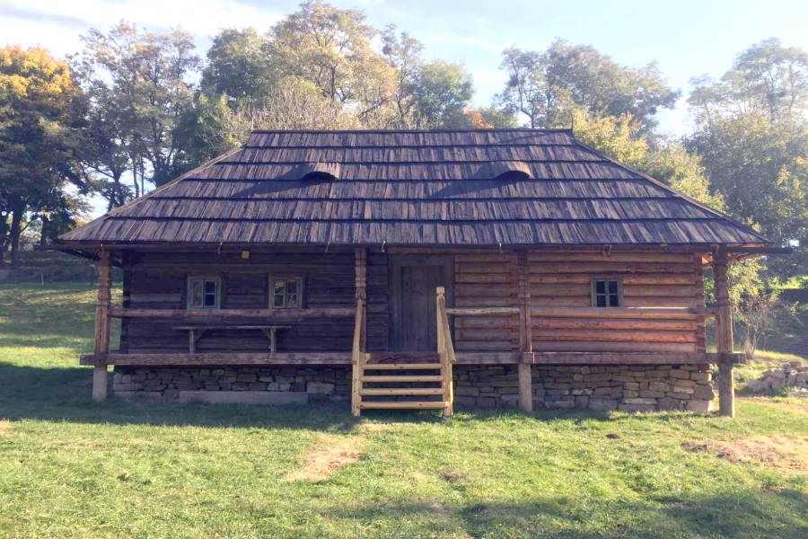 ХАТА, с. Коня́тин