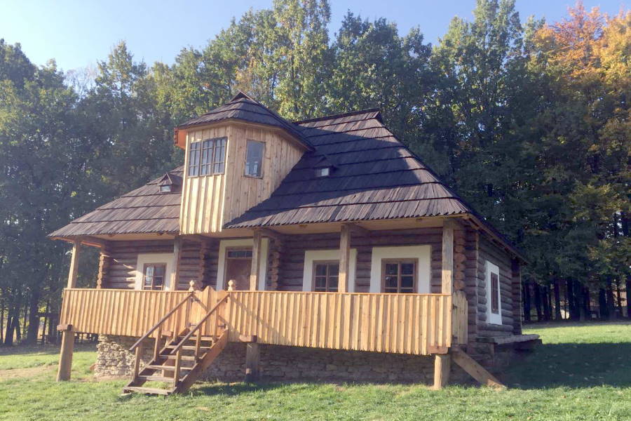 ХАТА, c. Верхні Петрівці́